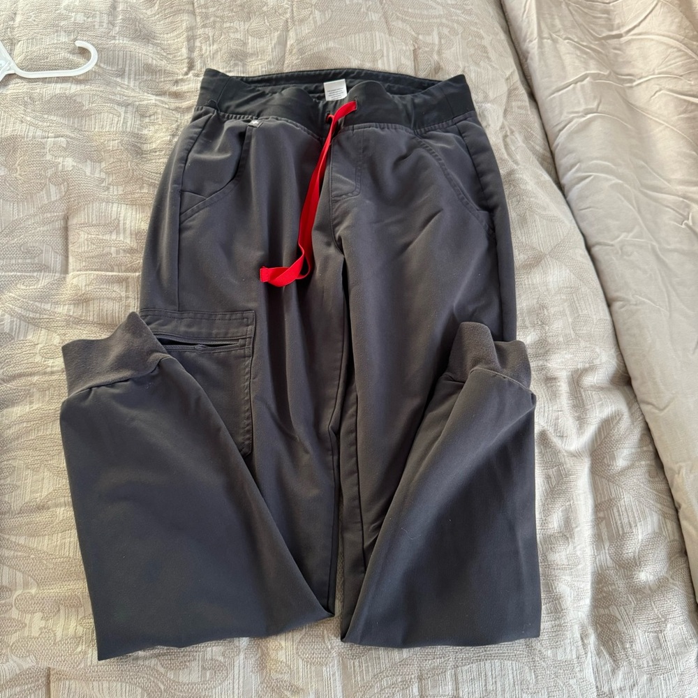 Figs Zamora jogger pants in charcoal